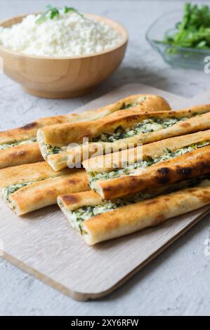 Traditionelles türkisches Essen, Pide mit Hüttenkäse, türkisches Gebäckkonzept Stockfoto