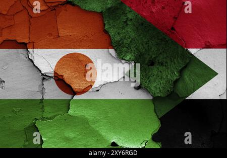 Flaggen von Niger und Sudan auf rissige Wand gemalt Stockfoto