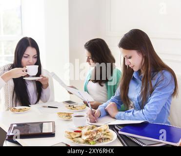 Gruppe von weiblichen Studenten zusammen zu Hause Stockfoto