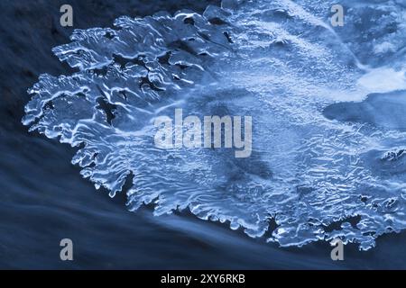Eisformationen in einem Bach, Dundret Naturrerservat, Gaellivare, Norrbotten, Lappland, Schweden, März 2018, Europa Stockfoto