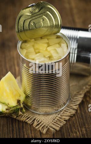 Portion frisch konservierter Ananasstücke Nahaufnahme, selektiver Fokus Stockfoto