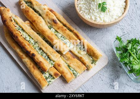 Traditionelles türkisches Essen, Pide mit Hüttenkäse, türkisches Gebäckkonzept Stockfoto