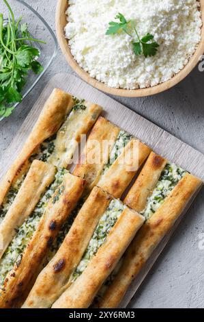 Traditionelles türkisches Essen, Pide mit Hüttenkäse, türkisches Gebäckkonzept Stockfoto