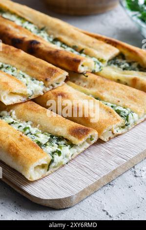 Traditionelles türkisches Essen, Pide mit Hüttenkäse, türkisches Gebäckkonzept Stockfoto