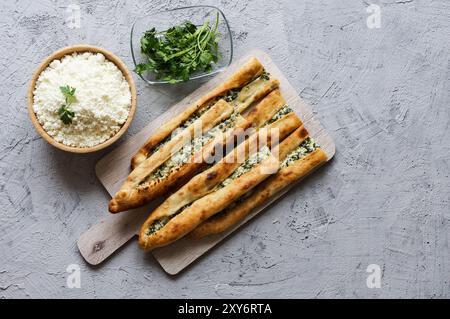 Traditionelles türkisches Essen, Pide mit Hüttenkäse, türkisches Gebäckkonzept Stockfoto