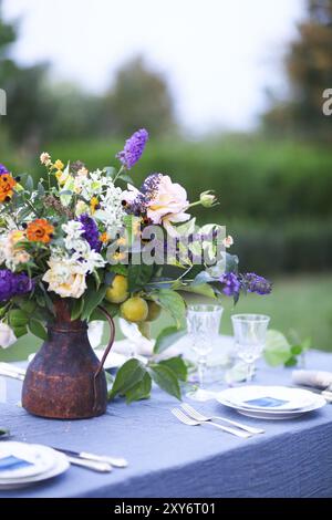Blumenstrauß pink, violett und gelb auf einen Tisch zum Abendessen, Nahaufnahme Stockfoto