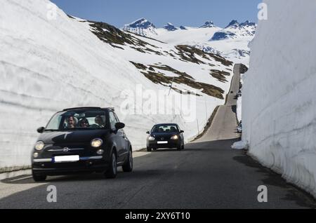 Autos auf Sognefjellsvegen, Jotunheimen Nationalpark, Oppland Fylke, Norwegen, Mai 2012, Europa Stockfoto