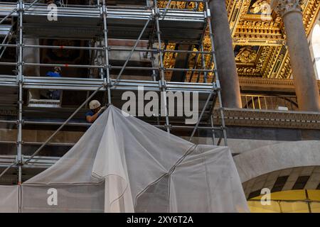 Siena, Italien - 14. Juli 2024: Restauratoren im Duomo di Siena (Santa Maria Assunta), Restauratoren sammelten den Vorhang Stockfoto