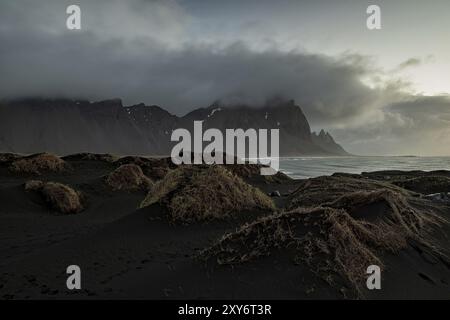 Vestrahorn Berg und Dünen vor Sonnenaufgang an einem bewölkten Tag, Island, Europa Stockfoto