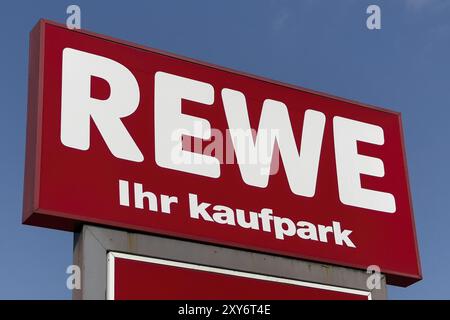 Plakatwand mit Logo des Einzelhändlers REWE ihr Kaufpark, Deutschland, Europa Stockfoto