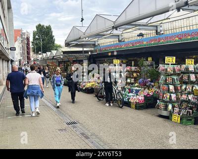 Amsterdam, Niederlande. August 2023. Der schwimmende Blumenmarkt in Amsterdam Stockfoto