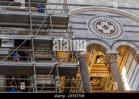 Siena, Italien - 14. Juli 2024: Renovierungsarbeiten im Inneren des Duomo di Siena (Santa Maria Assunta), Stockfoto
