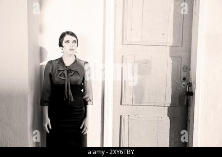 Frau In Der Nähe Der Tür. Retrospektive Überprüfung. 20-s XX Jahrhundert Stockfoto