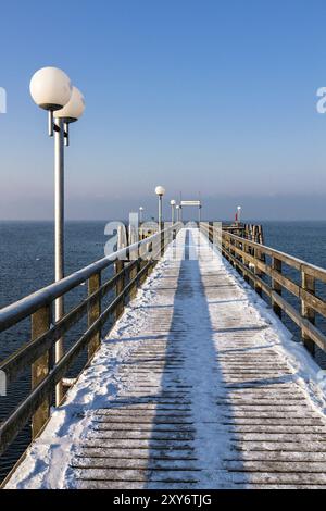 Pier in Wustrow im Winter Stockfoto