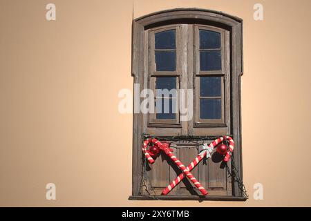 Traditionelles kanarisches Holzfenster mit Weihnachtsdekoration (Vilaflor, Teneriffa, Spanien) Stockfoto