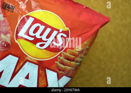 KIEW, UKRAINE - 17. AUGUST 2024 legt MAX Kartoffelchips mit Pfeffergeschmack aus nächster Nähe Stockfoto