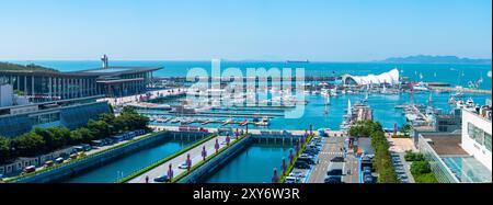 Qingdao,Shandong,China-28.August 2024: Das Qingdao International Sailing Centre ist ein Segelhafen in der Fushan-Bucht von Qingdao in der chinesischen Provinz Shandong. Stockfoto