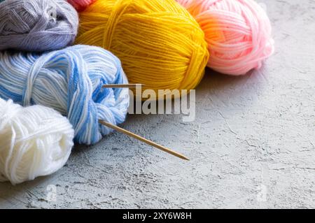 Bunte Garne, Wollgarne mit Nadel zum Stricken Stockfoto