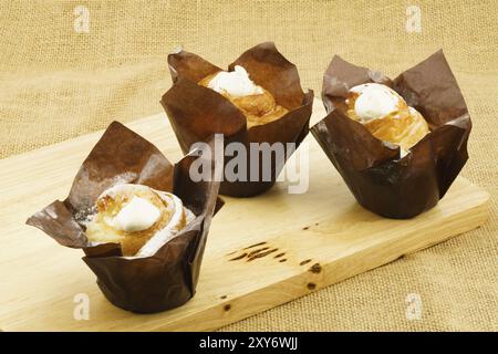 Nahaufnahme der Cruffin Crème brûlée auf einem Holzbrett Platz auf Sackleinen Stockfoto