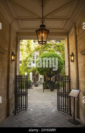 Paris, Frankreich. August 2022. Sicht auf einen Hof und eine Straße in Paris Stockfoto