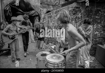 Deutschland, Berlin, 22. Juni 1991, Hofparty in der hockigen Auguststraße 10, KULE (Kunst und Leben), Band, Europa Stockfoto