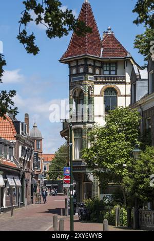 Alkmaar, Niederlande, Juni 2021. Alte Villen im Zentrum von Alkmaar. Stockfoto