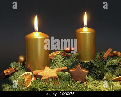 Adventskranz mit zwei brennenden Kerzen für den zweiten Adventskranz Stockfoto