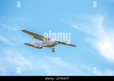 Sarlat-Domme, Dordogne, Frankreich - 25. August 2024: Eine Cessna 172S landet auf der Sarlat-Domme-Spektakel Aerien Airshow Stockfoto