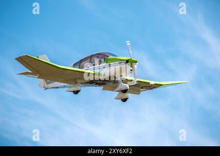 Sarlat-Domme, Dordogne, Frankreich - 25. August 2024: Ein Robin DR 400 Dauphin landet bei der Sarlat-Domme Spectacle Aerien Airshow Stockfoto