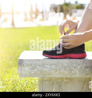 Athlete Mädchen versucht Laufschuhe immer bereit zum Joggen im park Stockfoto