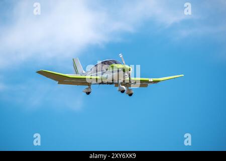 Sarlat-Domme, Dordogne, Frankreich - 25. August 2024: Ein Robin DR 400 Dauphin landet bei der Sarlat-Domme Spectacle Aerien Airshow Stockfoto