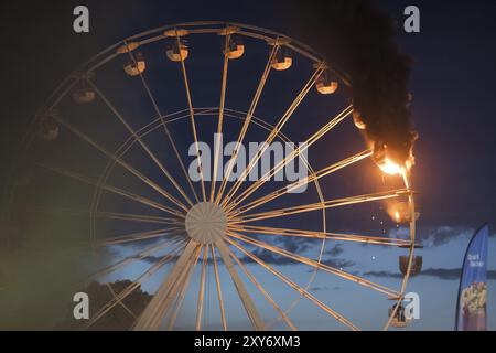 Riesenrad fängt Feuer beim Highfield Festival am Freitag, Stoermthaler See, 17.08.2024 Stockfoto