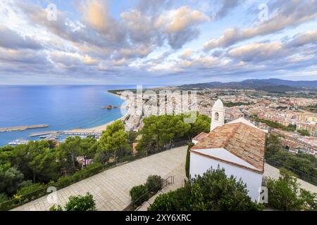 Strand und Küste von Blanes Stadt aus Castell Sant Joan in Spanien gesehen Stockfoto