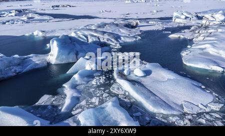 Drohnenansicht schwimmender Eisberge in der Gletscherlagune Jokulsarlon in Island Stockfoto