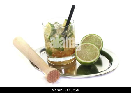 Caipirinha auf einem Tablett mit frischen Limetten Stockfoto