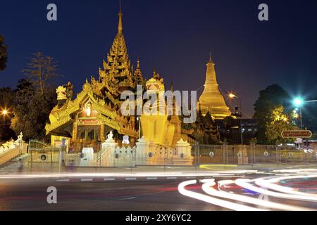 Der Shwedegon Pagodein Yangon bei Nacht Stockfoto