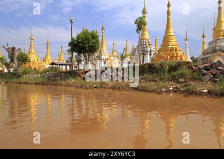 Einige der 1054 Pagoden des in-dein Pagoda Forest am Inle Lake Stockfoto