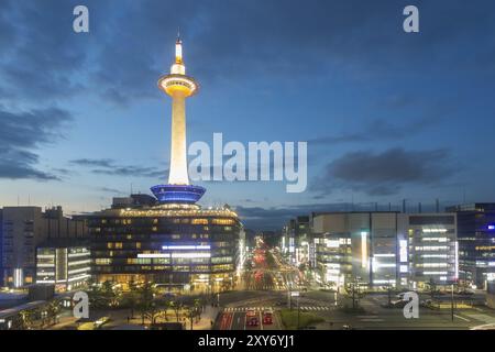 Abenddämmerung aus der Vogelperspektive auf den beleuchteten Kyoto-Turm, die Gebäude in der Innenstadt und die Ampeln in der Abenddämmerung während der blauen Stunde in der antiken Stadt Ky Stockfoto