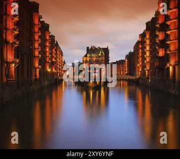 Hamburg Speicherstadt Wasserschloss Nacht, Hamburg Speicherstadt Wasserschloss bei Nacht 05 Stockfoto