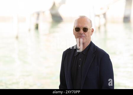 Venedig, Italien. August 2024. VENEDIG, ITALIEN - 28. AUGUST: Michael Keaton kommt am 81. Internationalen Filmfestival Venedig am 28. August 2024 im Palazzo del Casino an. CAP/KA © Kristina Afanasyeva/Capital Pictures Credit: Capital Pictures/Alamy Live News Stockfoto