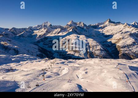 Zermatt, Schweiz: Aus der Vogelperspektive auf die Riffelalp, Teil der Skigebietsabfahrt Zermatt mit Sessellift im Winter im Kanton Wallis in den Schweizer alpen Stockfoto