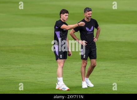 Englands schneller Bowling-Mentor James Anderson sprach mit Matthew Potts während einer Netzsession im Lord's, London. Bilddatum: Mittwoch, 28. August 2024. Stockfoto