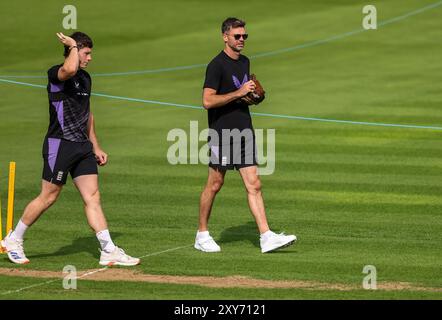 Englands schneller Bowling-Mentor James Anderson sprach mit Matthew Potts während einer Netzsession im Lord's, London. Bilddatum: Mittwoch, 28. August 2024. Stockfoto