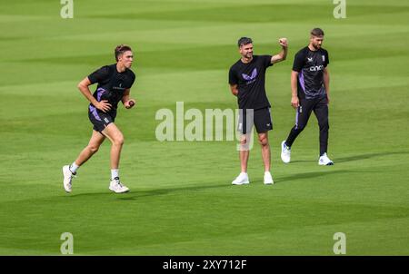 Englands Fast-Bowling-Mentor James Anderson und Josh Hull während einer Nets Session im Lord's, London. Bilddatum: Mittwoch, 28. August 2024. Stockfoto