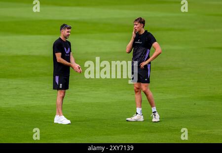 James Anderson, Englands schneller Bowling-Mentor, sprach mit Josh Hull während einer Nets-Session im Londoner Lord's. Bilddatum: Mittwoch, 28. August 2024. Stockfoto