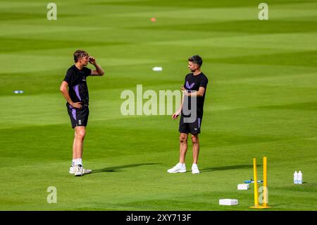 James Anderson, Englands schneller Bowling-Mentor, sprach mit Josh Hull während einer Nets-Session im Londoner Lord's. Bilddatum: Mittwoch, 28. August 2024. Stockfoto