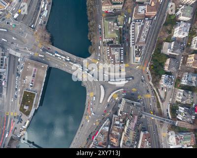 Zürich, Schweiz: Lufthöhe der Züricher Innenstadt an der Limmat mit Straßenverkehr und Straßenbahnen in der größten Stadt der Schweiz im Winter Stockfoto