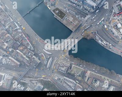 Zürich, Schweiz: Lufthöhe der Züricher Innenstadt an der Limmat mit Straßenbahnen und Bussen in der größten Stadt der Schweiz. Durch den aufgenommen Stockfoto