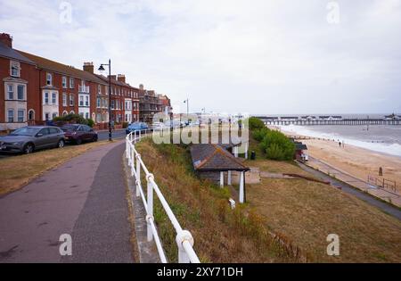 Southwold Pier und Küste an einem stürmischen Sommertag Stockfoto