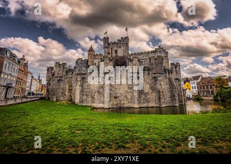 Gent - 5. November 2022: Das mittelalterliche Schloss Gravensteen in Gent, Belgien Stockfoto